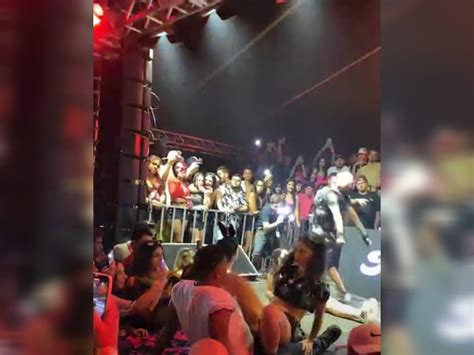 mc pipokinha faz sexo no palco|Fã pelada no show da pipokinha fazendo oral nela completo